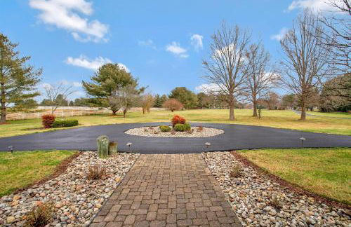 Gorgeous Creek Side Ranch-Style Estate With Dock - Foto 44