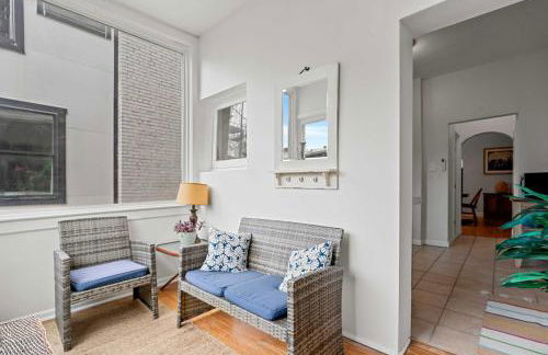 Sojourn Classic DC Rowhouse with Parking - Foto 10