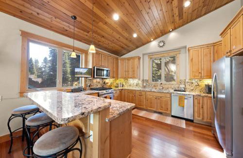 Skislope Manor - Spacious Tahoe Donner 4 BR with Gorgeous Home Theater and Hot Tub - Foto 9