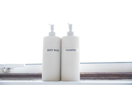 Stylish 4BR House, Sleeps 7, High-Speed Wi-Fi, Long Stay Friendly - Foto 72