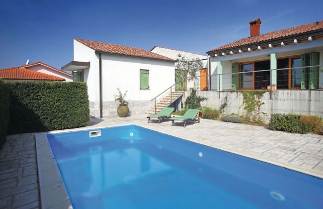 Spacious Villa with a Swimming Pool - Foto 1