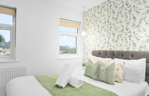 Spacious 5 Bedroom & 5 Bathrooms House - Garden - Parking - Netflix 376MW - Foto 10