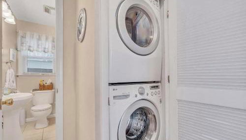 Seaside Getaway! 3 Blocks to Beach with Washer-Dryer - Foto 2