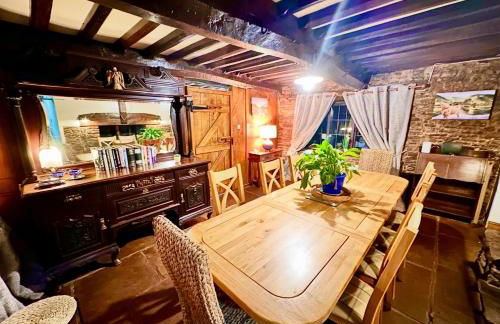 16th Century Farm House,6 Beds,5 BATHROOMS,SLEEPS 15,BBQ,HOT TUB,CINEMA ROOM WITH SURROUND SOUND,With Cymru Holidays - Foto 39