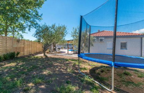 3 Bedroom Cozy Home In Sikovo - Foto 16