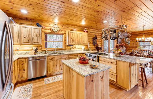 Spacious Log Home with 13 Acres, Ponds and Fire Pit! - Foto 9