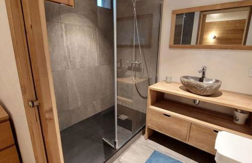 Chalet 3 chambres rénové, centre Courchevel, idéal pour 6 personnes - FR-1-514-25 - Photo 4