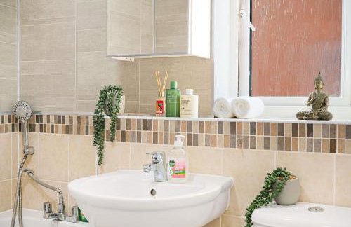 3 BR 5 Beds 3 Bath Private Garden Parking x2 Ideal for Family & Work Stays - Foto 14