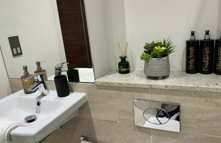 Elegant Modern 2-Bed Apartment steps from Belfast City Centre - Foto 28