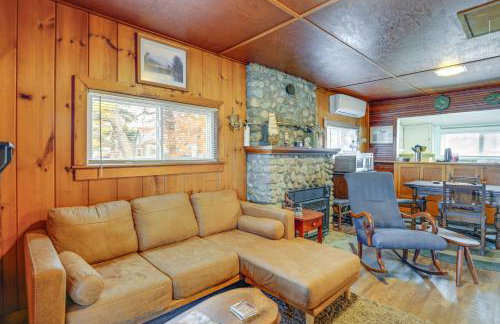 Hunting & Fishing Base! Rustic Otter Lake Cabin - Foto 5