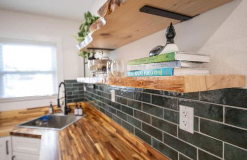 Centrally Located Cozy Modern Home in Bethel - Foto 28