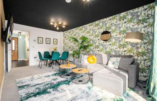 2 Bedroom House with 4 Beds, 3 Doubles & 1 Single - In Salford, 10 mins Uber from Manchester City Centre - Located in Salford close to Old Trafford, Manchester united, Trafford Park, Salford Quays & more! With Garden & Parking - By MAEVELA Manchester - Foto 20