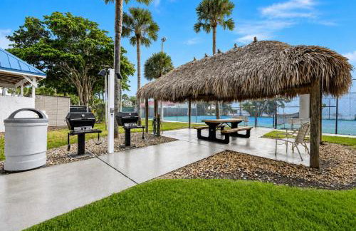 Waterfront Island Oasis! Heated Pool with Stunning View & 2 Full Bath - Foto 27