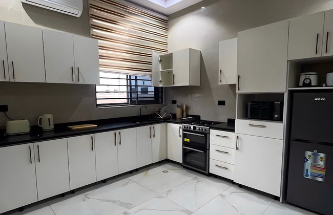 2BR Apartment With Pool and Wifi Near East Airport - Photo 8