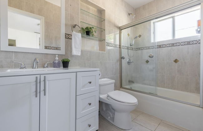 Charming Spacious Home - Modern Comforts, Prime Location - Photo 38