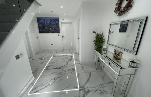 Modern 4 Bedroom Stylish Villa with out-door Hot Tub - Foto 8