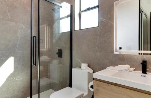 Modern Luxe Retreat Four-Bedroom - Photo 9