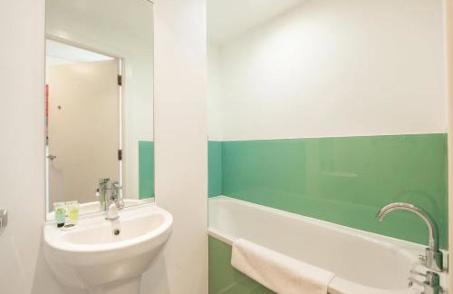 GuestReady - Modern home near Craigmillar area - Foto 9