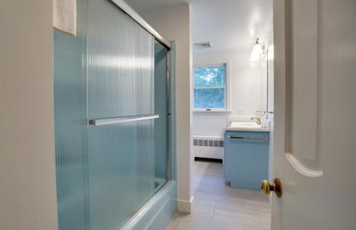 Deck and Grill, Walk to Beaches! Falmouth Retreat - Foto 17