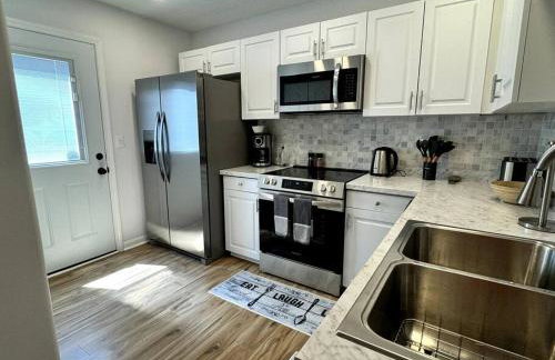 Bright Spacious Renovated Home Master on Main - Foto 9