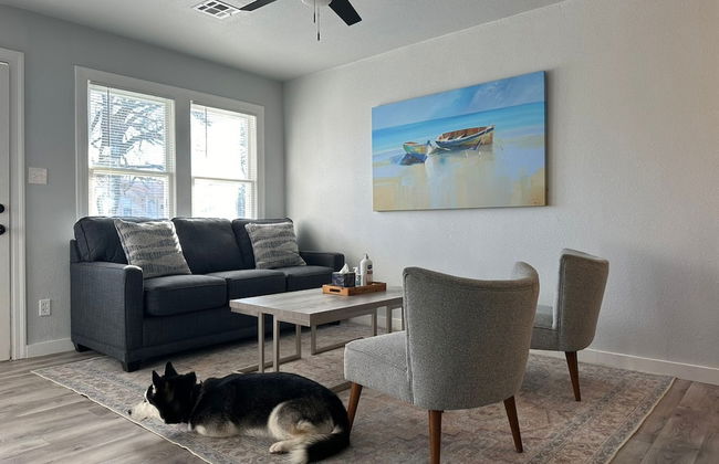 Vintage Vibes Modern Comfort 2BR for 6 Guests - Photo 8