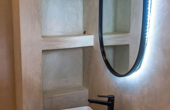 Solymar Staffed Beach Front Villa - Photo 77