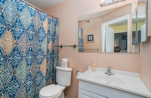 Ground Floor 2 Bdrm King Condo Close to Beach - Foto 13