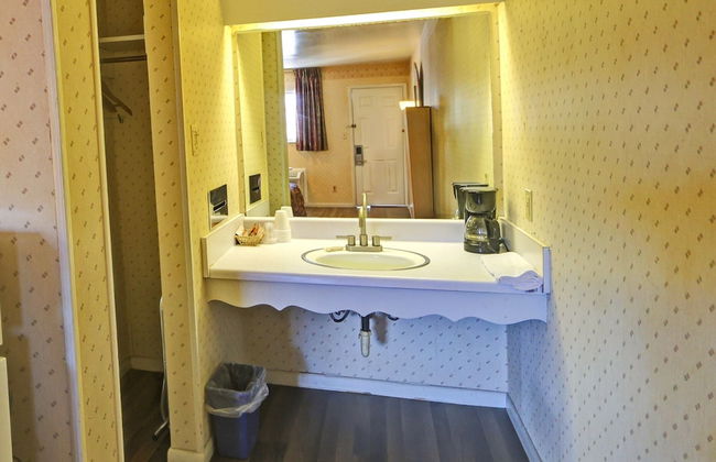 Hotel O Relax Inn Lewisburg near I-64 - Photo 17