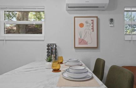 Modern-Retro Themed Home Close to Coffee + Food! - Foto 21