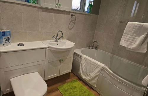 The Holbein Three bedroom home near tilgate park private parking and garden - Foto 24