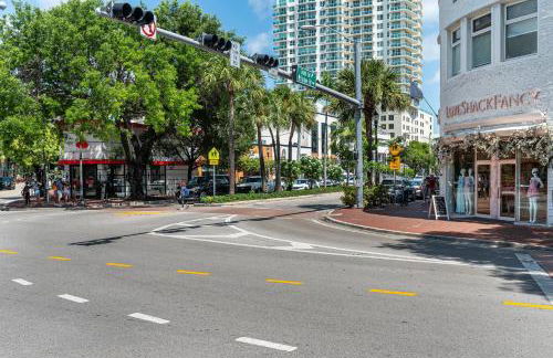 Breathtaking Direct Bay Views 2 bedroom condo with parking - Foto 25