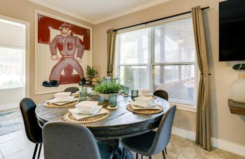 Hot Tub and Outdoor Kitchen Stylish Home in Bryan - Foto 6