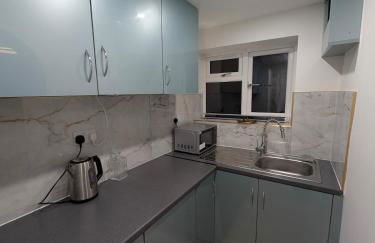 Luxury Santorini Boutique Suite with a Mediterranean Soul - 15m to Heathrow Windsor Ascot Legoland with Free Parking - Foto 7