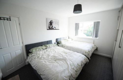 Spacious 3 Bed Home Manchester Airport Free Parking - Foto 15