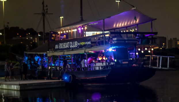 Barco com DJ e música