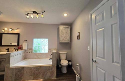 4 bedroom pet friendly grill under 5 min to airport and Choctaw Casino - Foto 8