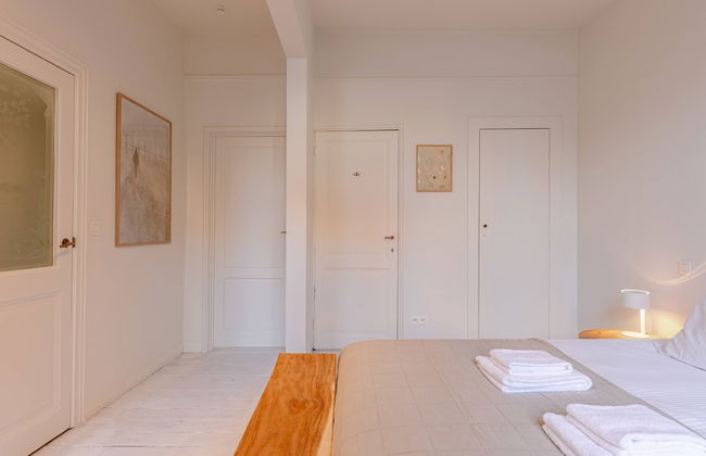 Inviting and Bright Guest Room in City Center - Photo 6