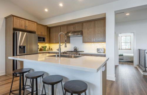 Newly Built Updated 3 Bed 2 and a half bath Creekhouse at Snowcrk Resort 1463 Amazing Mountain Views - Photo 17