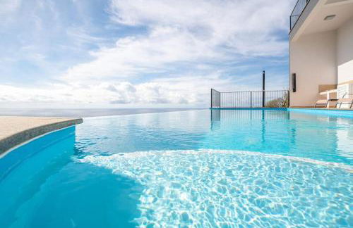 Marina View Apartment - Pool & stunning ocean view - Photo 9