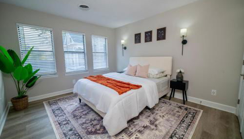 Uptown LUXE Retreat with Parking & Walk to City Center - Foto 4