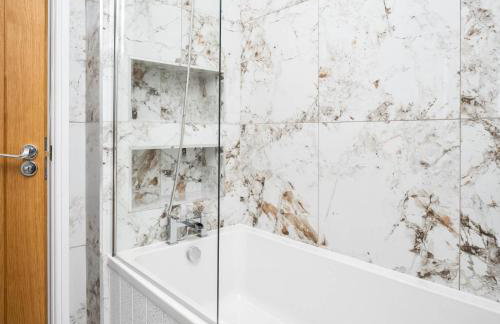 Four Bed House - Sleeps 7 - Garden - Parking - Smart TV 6COK - Photo 24