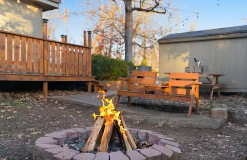 Couples Escape: Cozy Lakeside Cabin by the Marina - Holiday Home - Photo 18