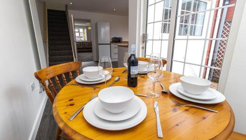 Free Driveway Parking 3 Double Bedroom House, Ideal for long term contractor, etc stays, 4 miles 11 mins drive to Nissan, 20 mins drive to Sunderland Newcastle, Fast WIFI - see Dwellcome Home Ltd site for assurance - Foto 4