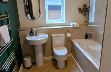 CHERRYTREES 5 Bed House, Sleeps 10, 3 Bathrooms, Parking, Ideal for Groups and Work Stays - Foto 32