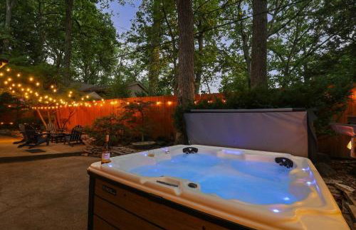 1920s Cottage | Hot Tub | Game Room | Fire Pit - Foto 2