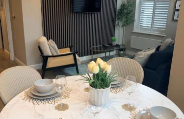 Central 2-Bed Apartment with Balcony & Parking - Foto 25