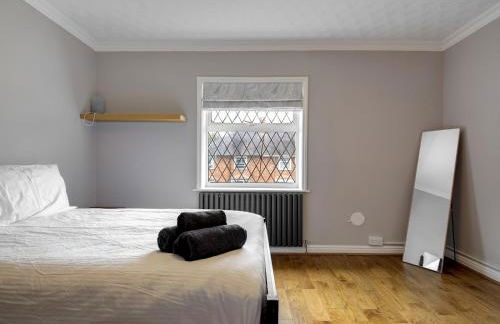 Spacious Heald Green Home with Free Parking - Pass the Keys - Photo 13