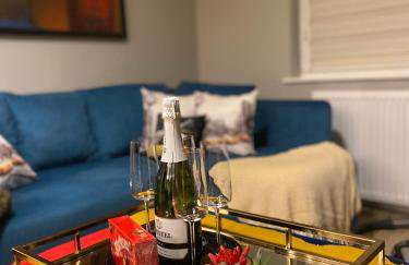 Lovely 3 bed with jacuzzi, close to airport, driveway, wifi - Foto 15