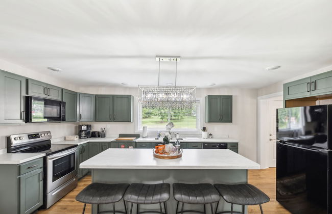 Tranquil Cozy 3br Home With Deck & Bbq 3 Bedroom Home by RedAwning - Photo 13