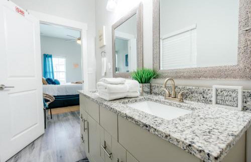 Renovated, Pet friendly, Yard, 2 Miles to Downtown - Photo 18